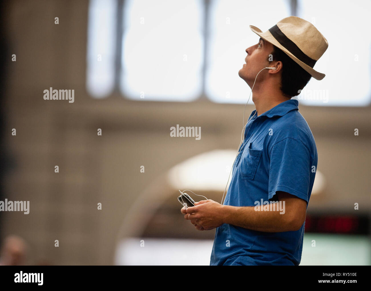 Junger Mann auf seinen Ipod hören. Stockfoto