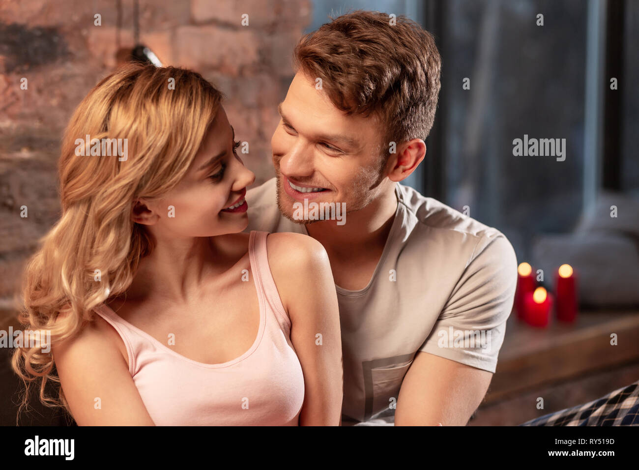 In der Nähe von Paar in jede andere Augen ausgaben Abend zusammen Stockfoto