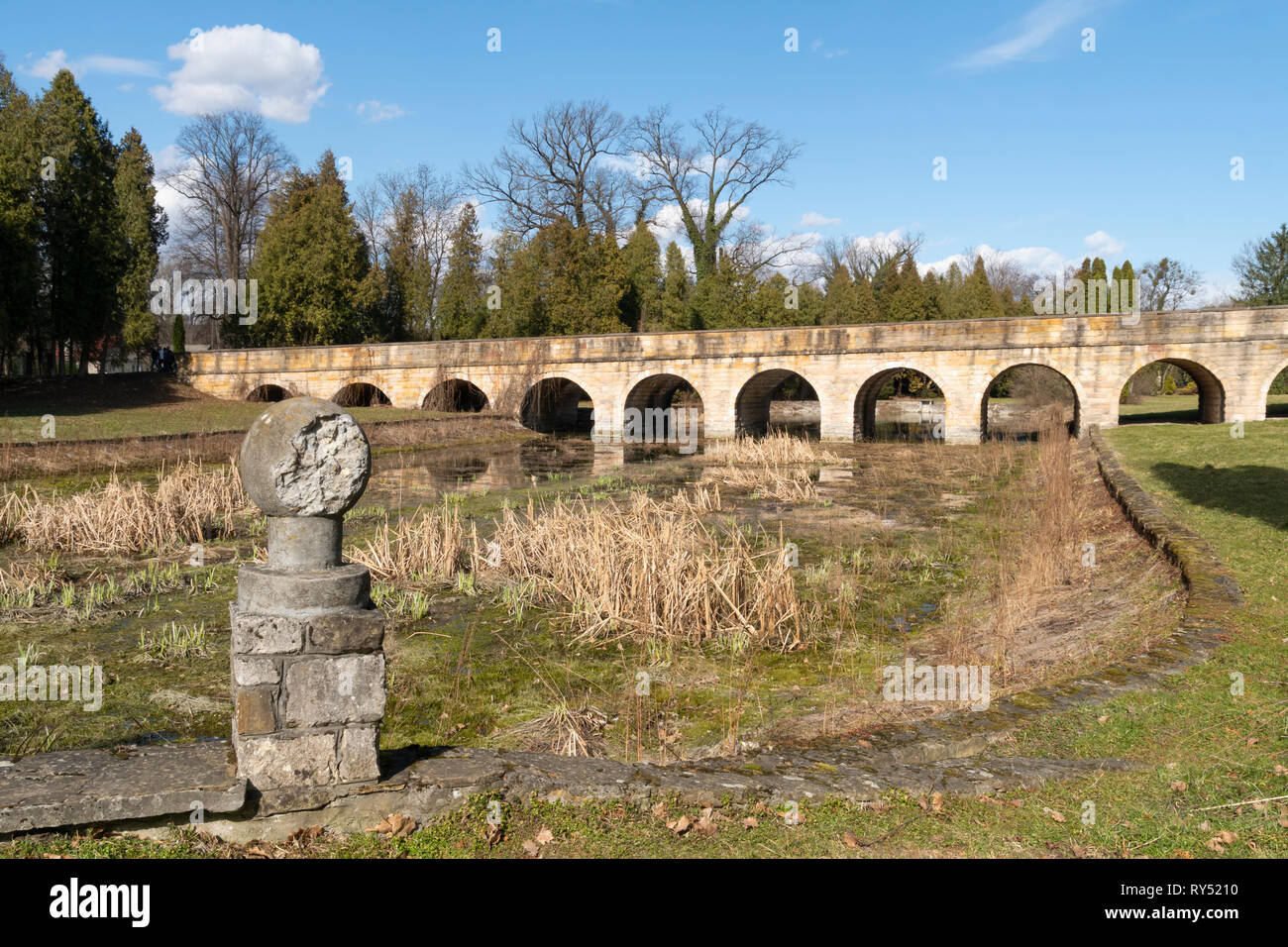 Die Brücke und der Graben der Burg Krasiczyn. Krasiczyn, Polen, Europa Stockfoto