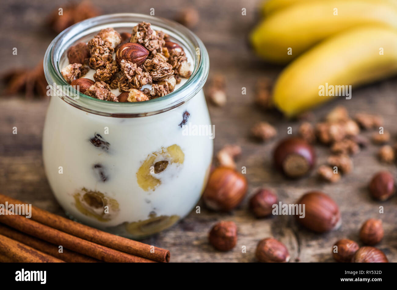 Mit Joghurt mit Müsli, Bananen und Nüsse Stockfoto