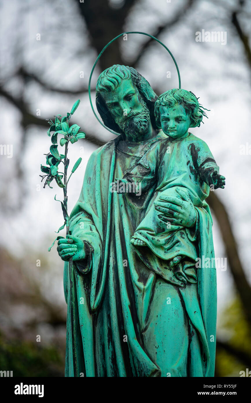 Josef von Nazaret mit Christus, Nordfriedhof, Ungererstraße, Muenchen, Bayern, Deutschland Stockfoto