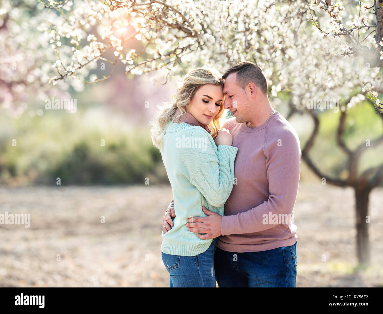 Schönes Paar in den blühenden Gärten im Frühjahr. Stockfoto