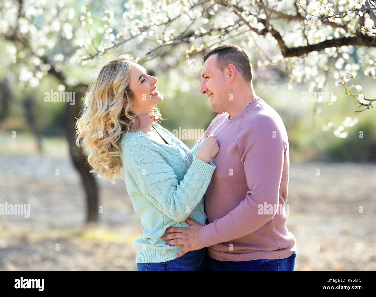Schönes Paar in den blühenden Gärten im Frühjahr. Stockfoto