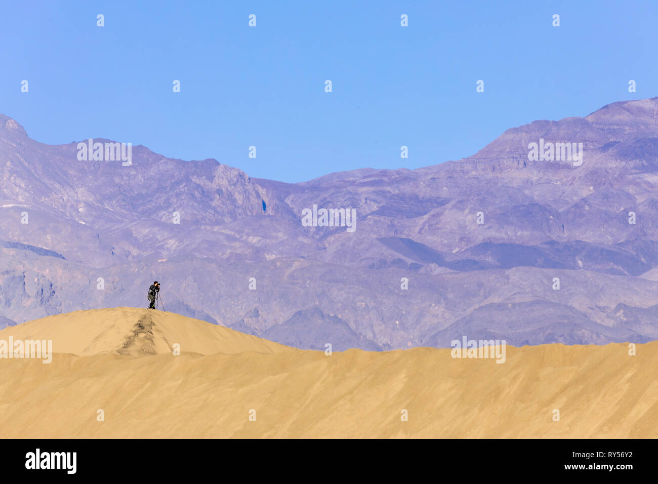 Mesquite Flat ist ein ausgedehntes Gebiet von berggesäumten Sanddünen, die 100 Fuß erreichen. Und ein erstklassiger Fotografen. Stockfoto