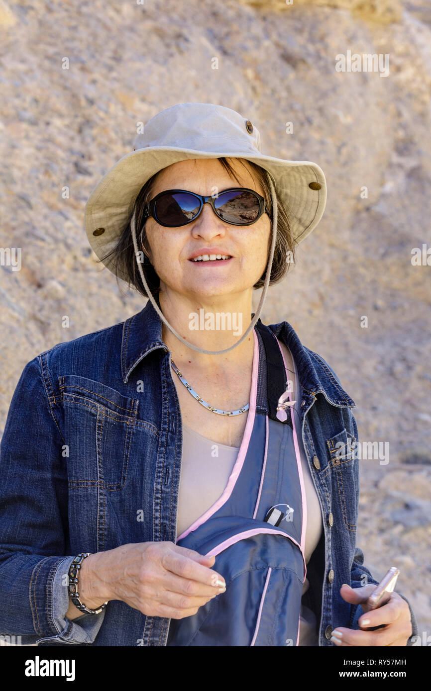 Porträt einer reifen Frau wandern im Death Valley Stockfoto