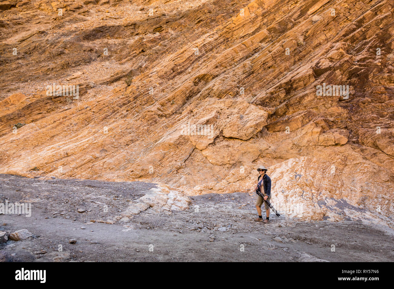Eine reife Frau mittleren Alters, die Wandern in Mosaik Canyon, Death Valley Park. Stockfoto