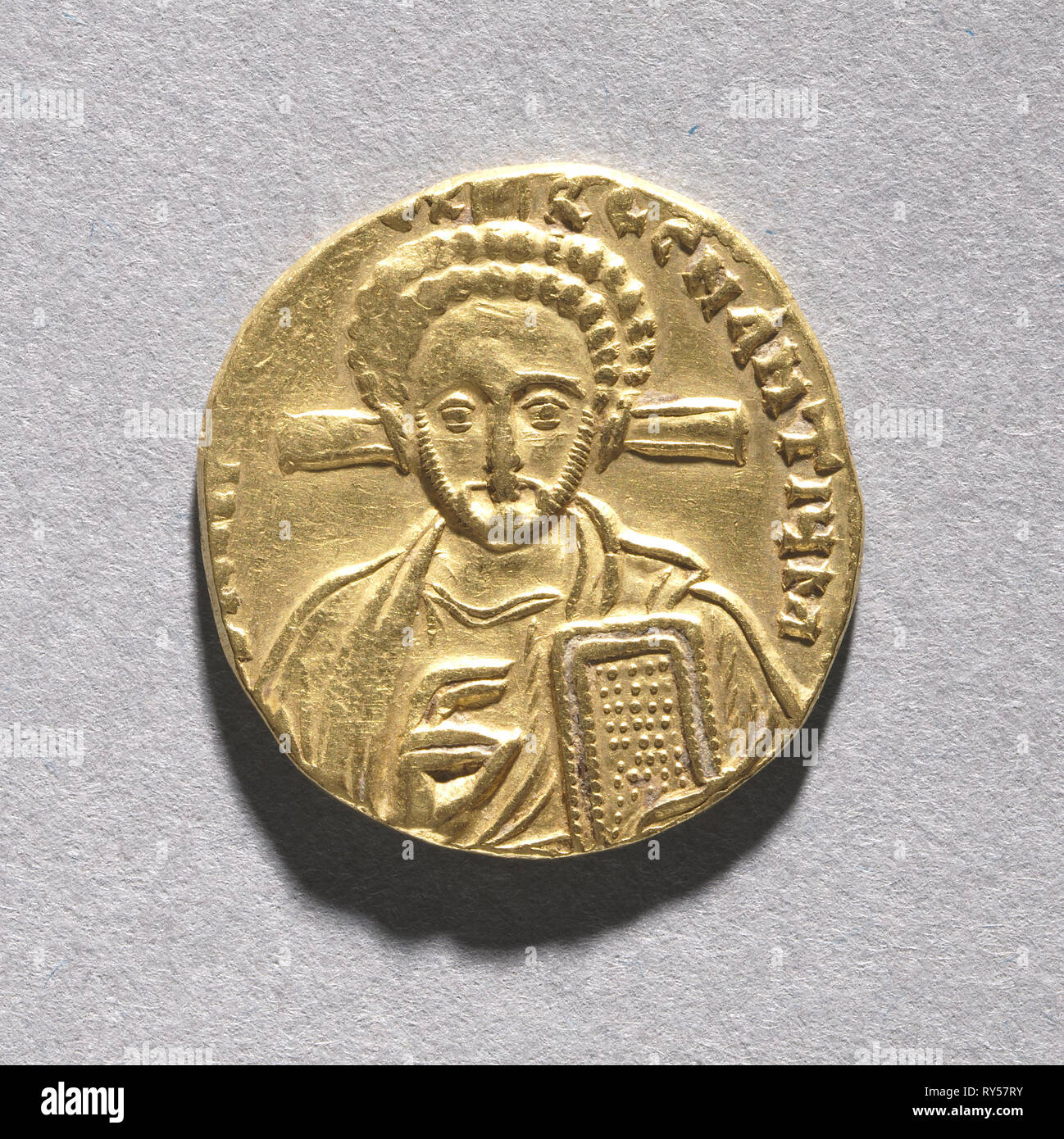 Solidus mit Justinian II. Rhinometus und sein Sohn Tiberius (Vorderseite), 705-711. Byzanz, aus dem 8. Jahrhundert. Gold, Durchmesser: 2 cm (13/16-in Stockfoto