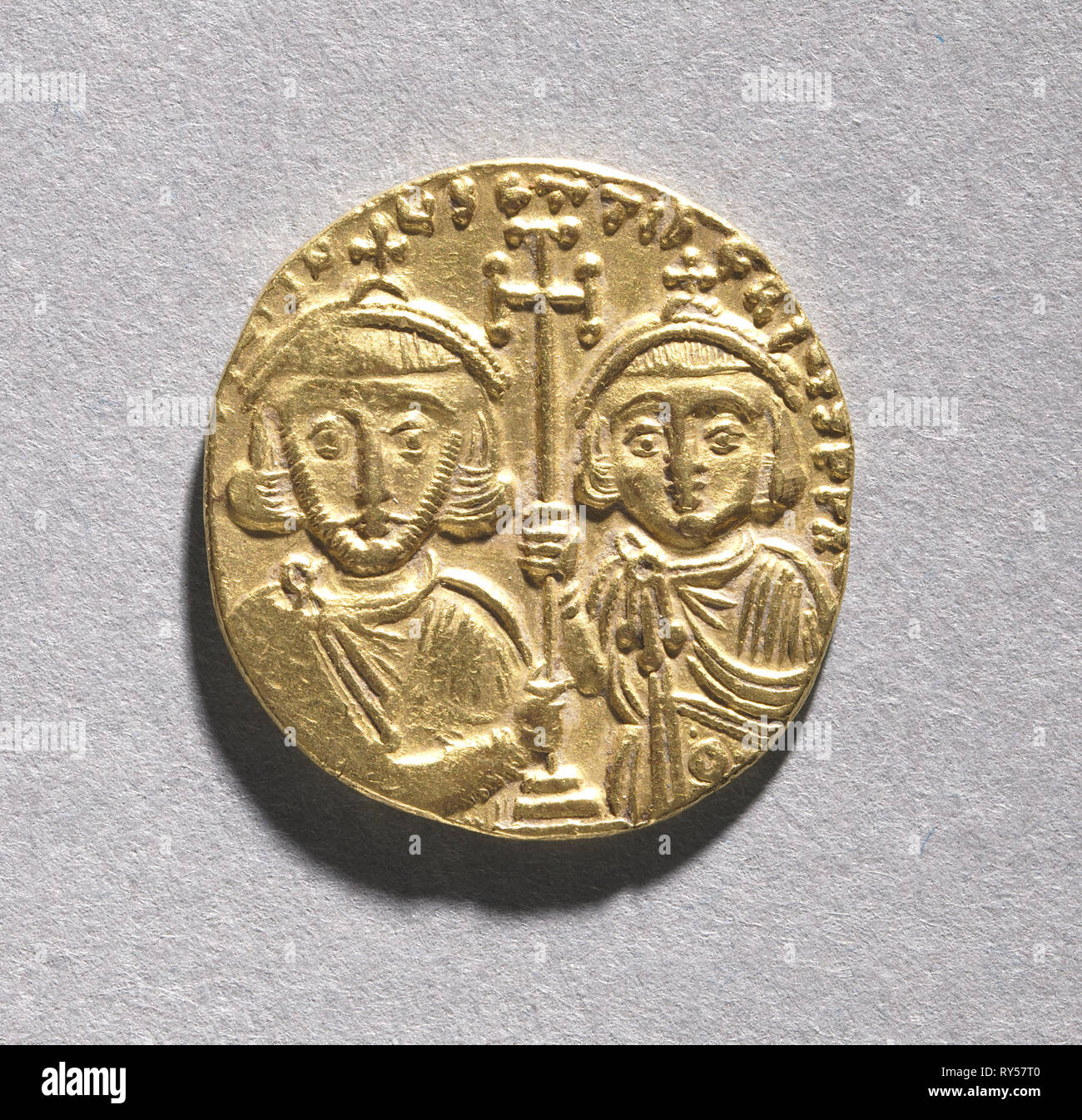 Solidus mit Justinian II. Rhinometus und sein Sohn Tiberius (Rückwärtsfahrt), 705-711. Byzanz, aus dem 8. Jahrhundert. Gold, Durchmesser: 2 cm (13/16-in Stockfoto