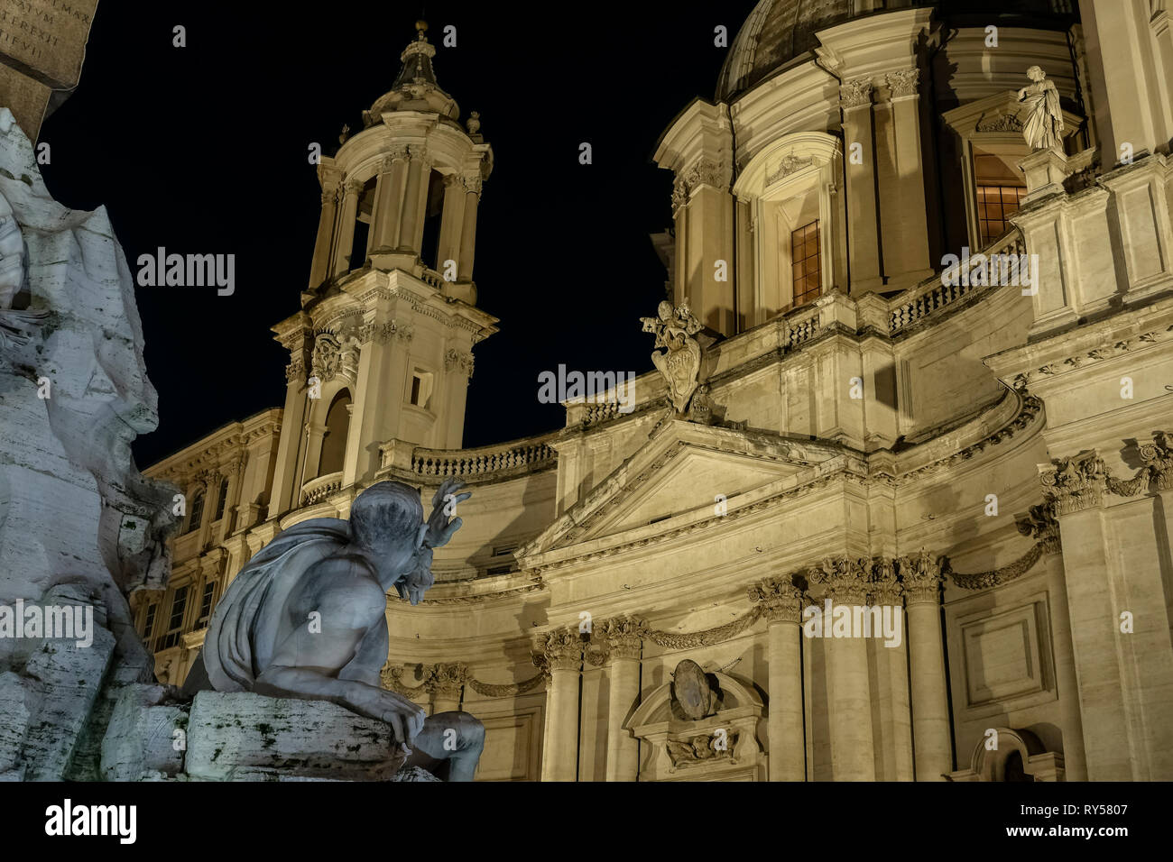 Piazza Navona Platz, Berninis 4 Flüsse Brunnen vor Borromini's Saint Agnese in Agone Kirche. Bei Nacht. Rom, Italien, Europa, Europäische Union. Stockfoto