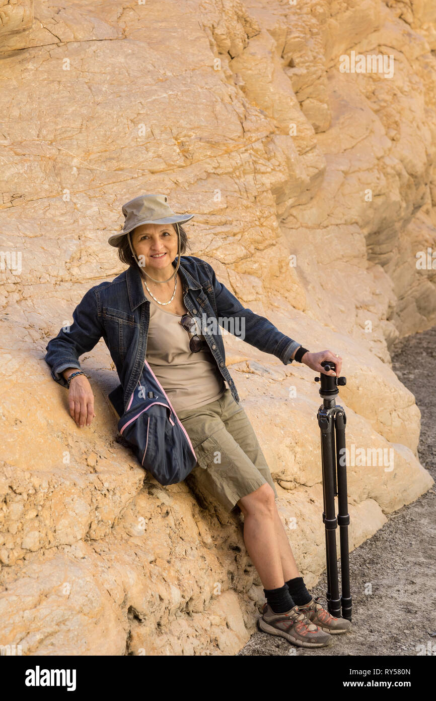 Porträt einer reifen Frau eine Pause beim Wandern im Death Valley Stockfoto