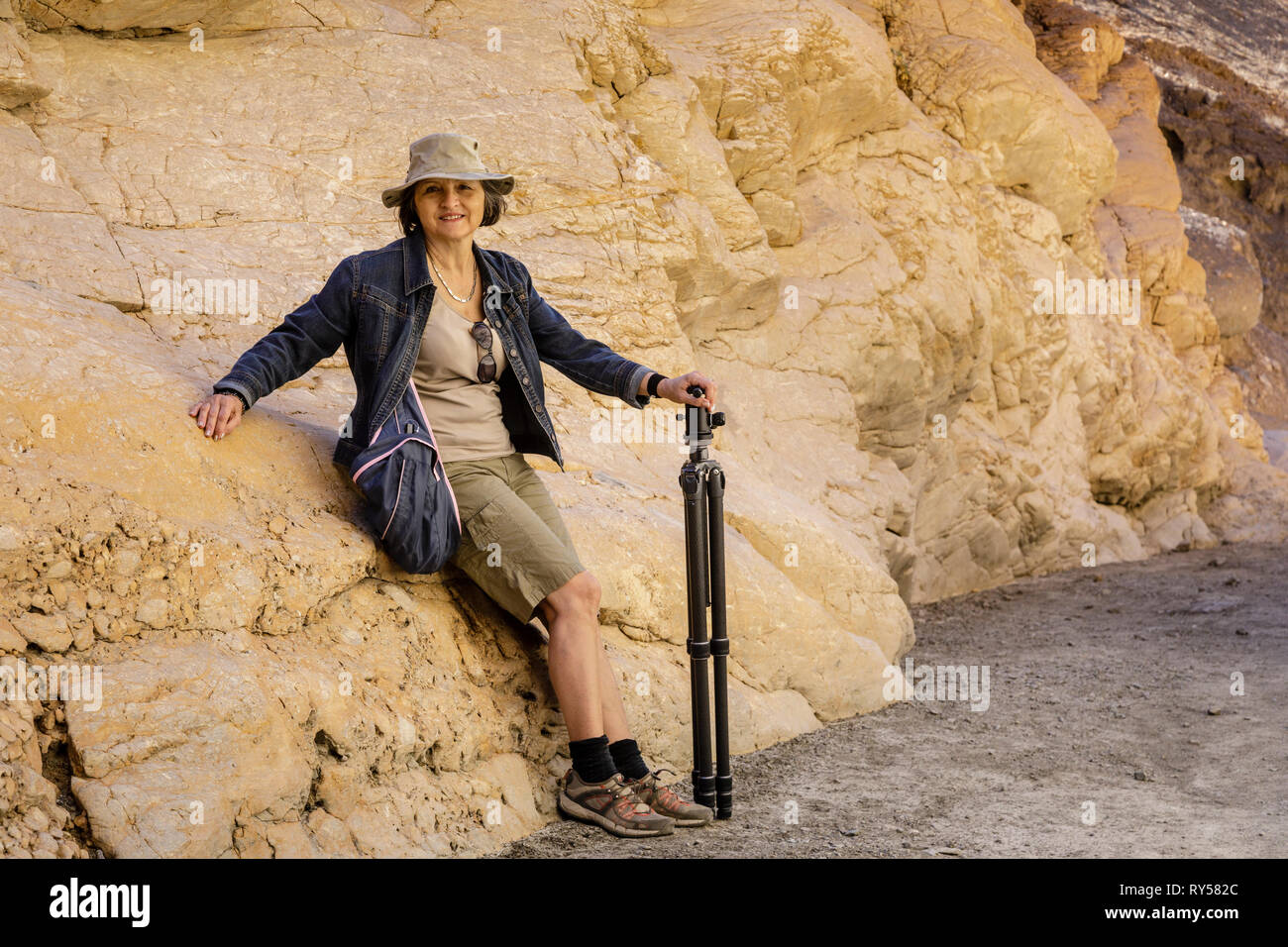 Porträt einer reifen Frau eine Pause beim Wandern im Death Valley Stockfoto