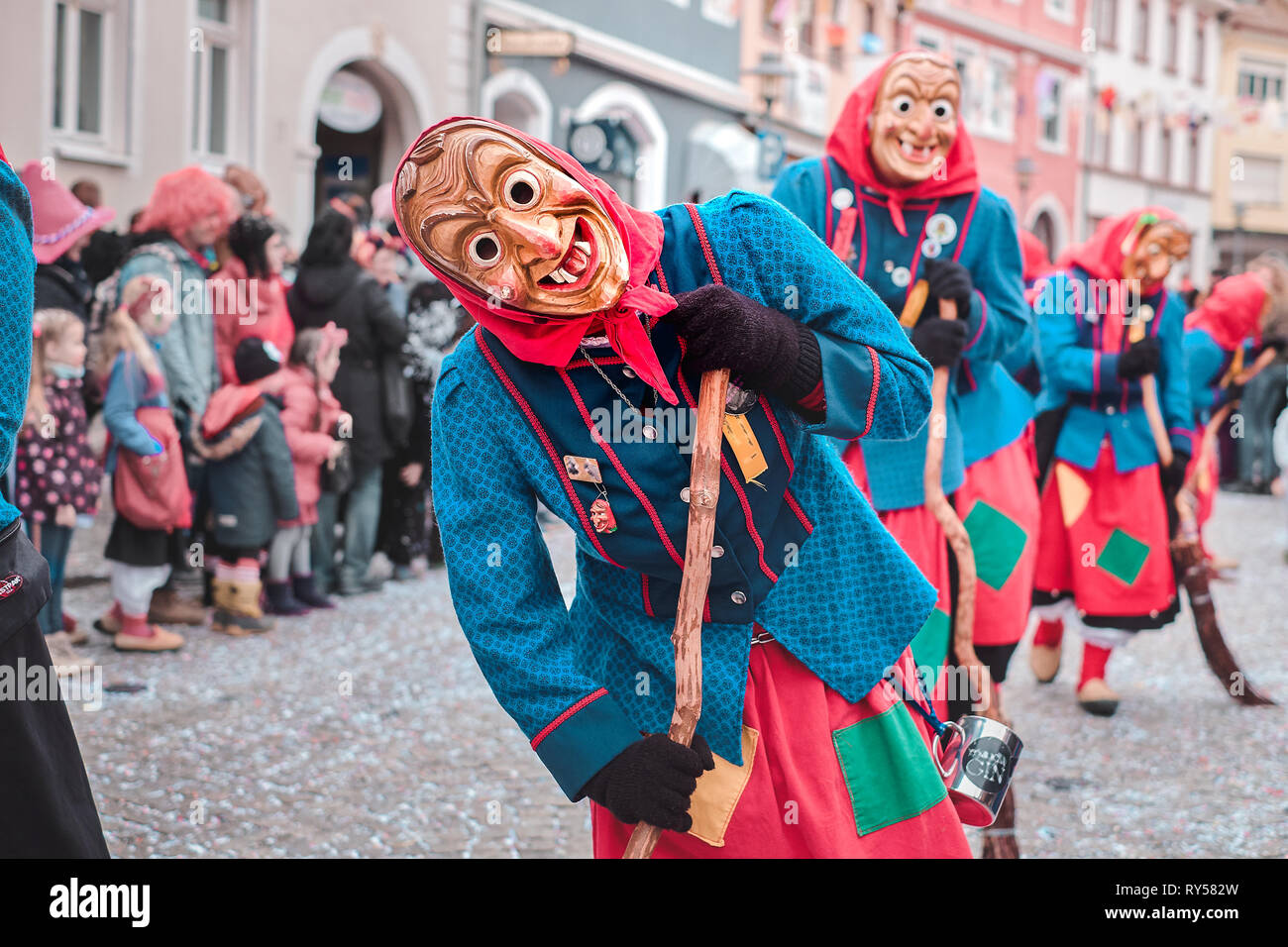 Fee Hexe in roten und blauen Kostüm mit verbogenen Haltung. Straßenkarneval  im südlichen Deutschland - Schwarzwald Stockfotografie - Alamy