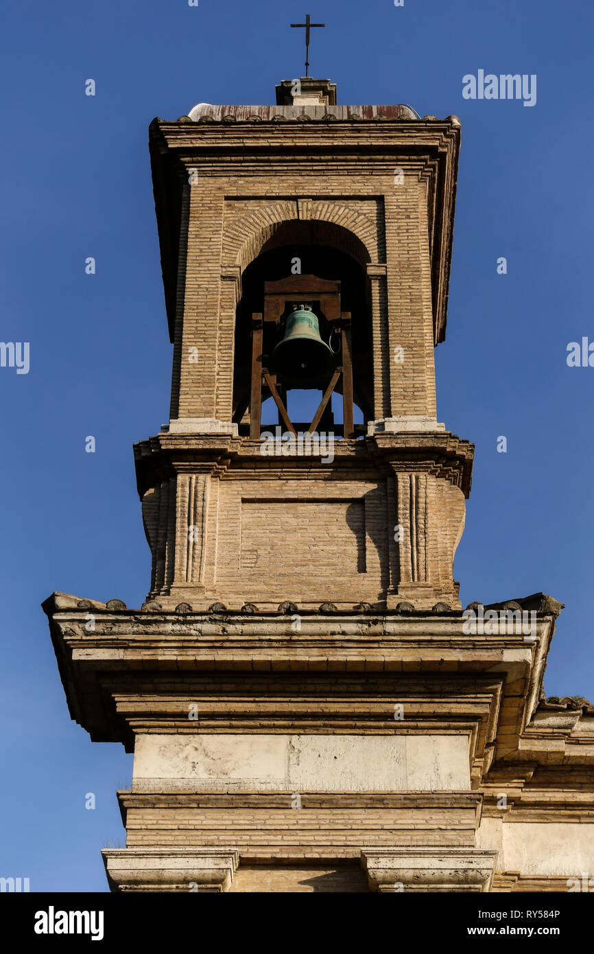 Basilika Sant'Anastasia al Palatino. Glockenturm Glockenturm. Christliche Kirche in Rom, Italien, Europa. Campitelli Quartal. Blauer Himmel, Low Angle View, pov. Stockfoto