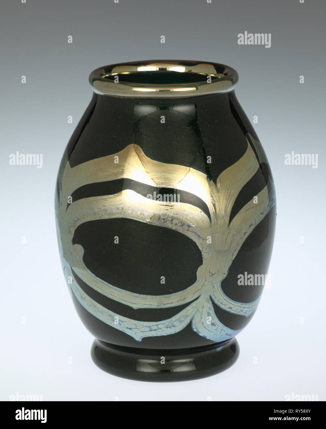 Vase, C. 1890-1892. Louis Comfort Tiffany (American, 1848-1933). Glas; gesamt: 13,7 x 10,1 cm (5 3/8 x 4 in Stockfoto