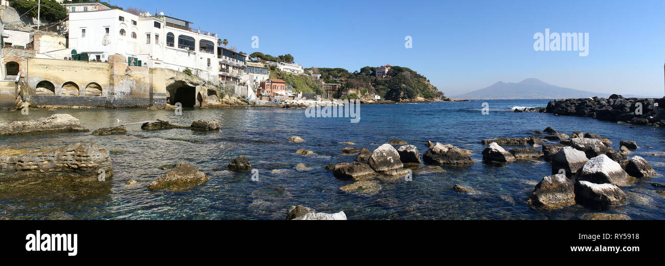 Die berühmte 'fenestella' der Marechiaro und die Bucht von Marechiaro Stockfoto