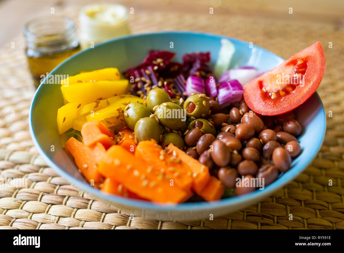 Eine lebendige vegan Buddha Schüssel mit buntem Gemüse und Hülsenfrüchte gefüllt Stockfoto