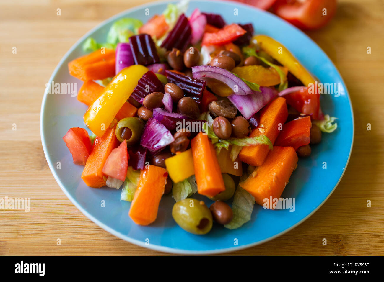 Ein farbenfroher, lebhafter veganer Salat auf einem kleinen Teller. Pflanzenbasiert Stockfoto