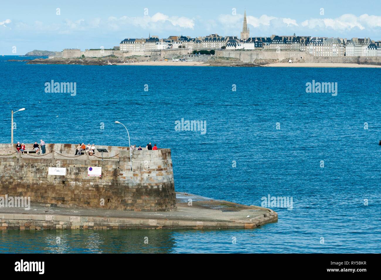 Frankreich, Ille et Vilaine, Dinard, Blick auf Saint Malo vom Robert Surcouf Spaziergang Stockfoto