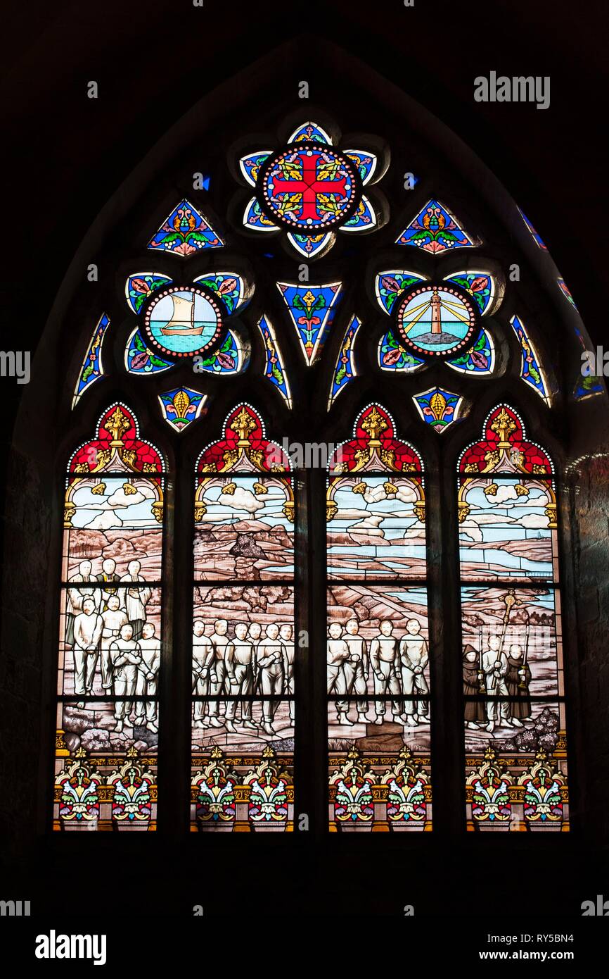 Frankreich, Ille et Vilaine, Saint Suliac, beschriftet mit den schönsten Dörfern von Frankreich, Glasfenster der Kirche Saint Sulliac Stockfoto