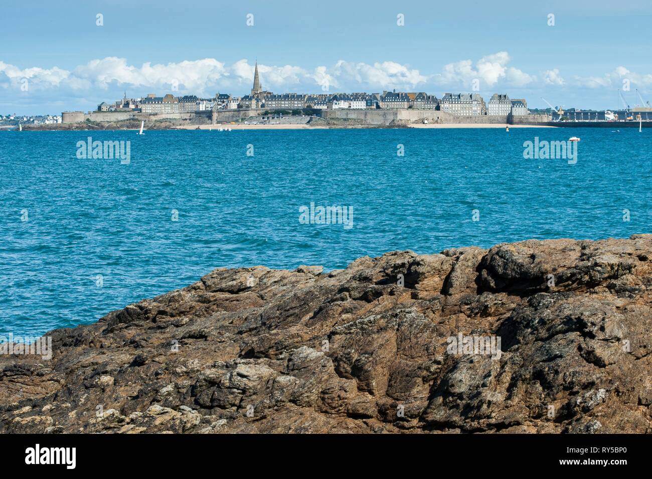 Frankreich, Ille et Vilaine, Dinard, Blick auf Saint Malo vom Robert Surcouf, ummauerten Stadt und Stadtmauer Stockfoto