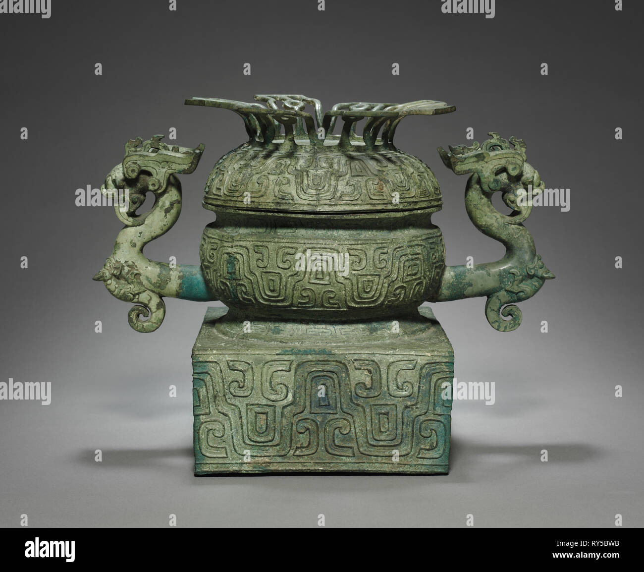 Essen Container (GUI), 600-500 BC. China, der Östlichen Zhou-Dynastie (770-256 v. Chr.), Frühling und Herbst periode (770-476 v. Chr.). Bronze; gesamt: 34,3 x 44,5 cm (13 1/2 x 17 1/2 in. Stockfoto