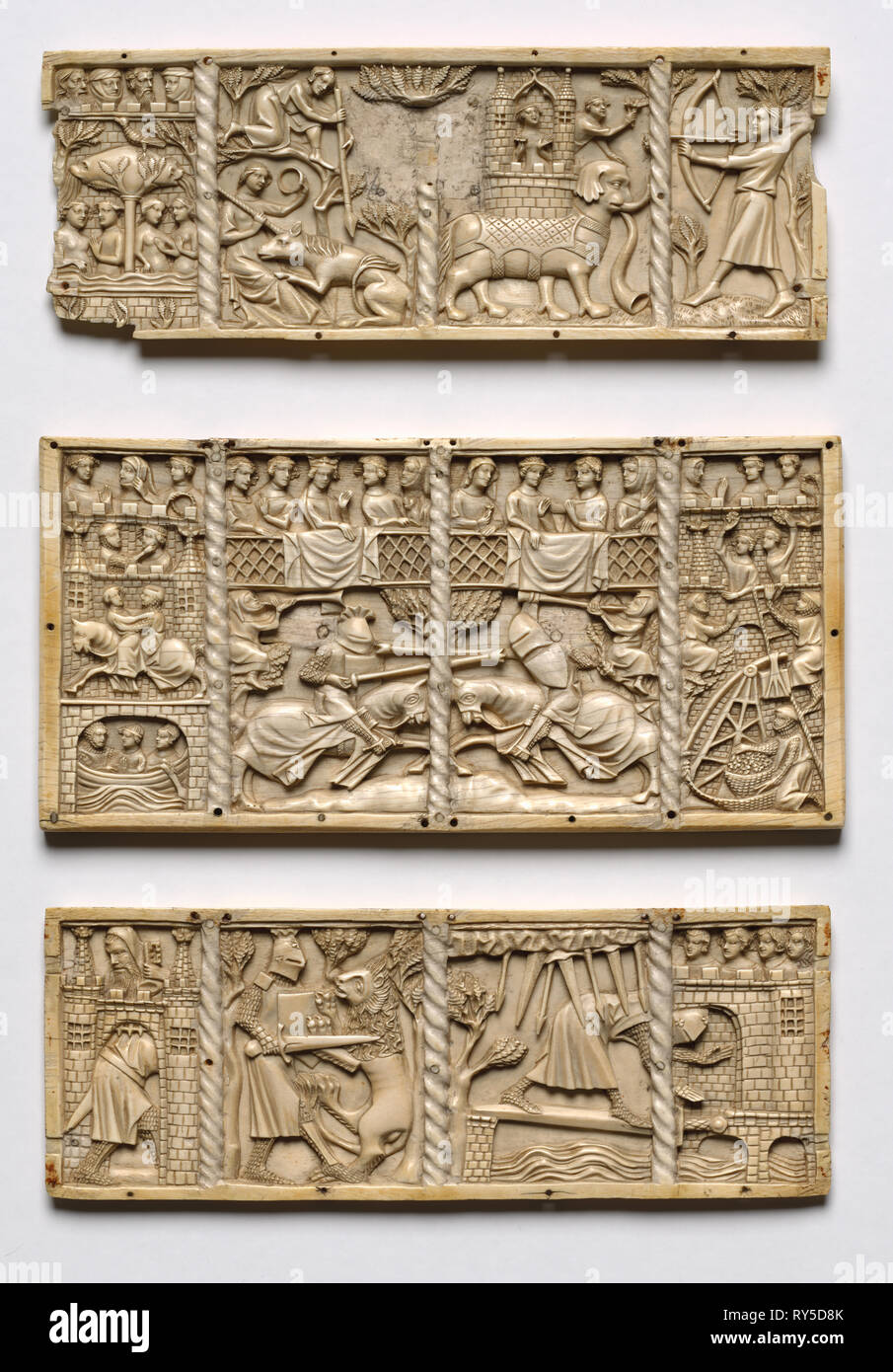 Set aus drei Platten aus einer Schatulle mit Szenen aus dem höfischen Romanzen, C. 1330-50. Frankreich, Lothringen?, Gotik, aus dem 14. Jahrhundert. Elfenbein; insgesamt: 13 x 26,2 x 1 cm (5 1/8 x 10 5/16 x 3/8 in Stockfoto