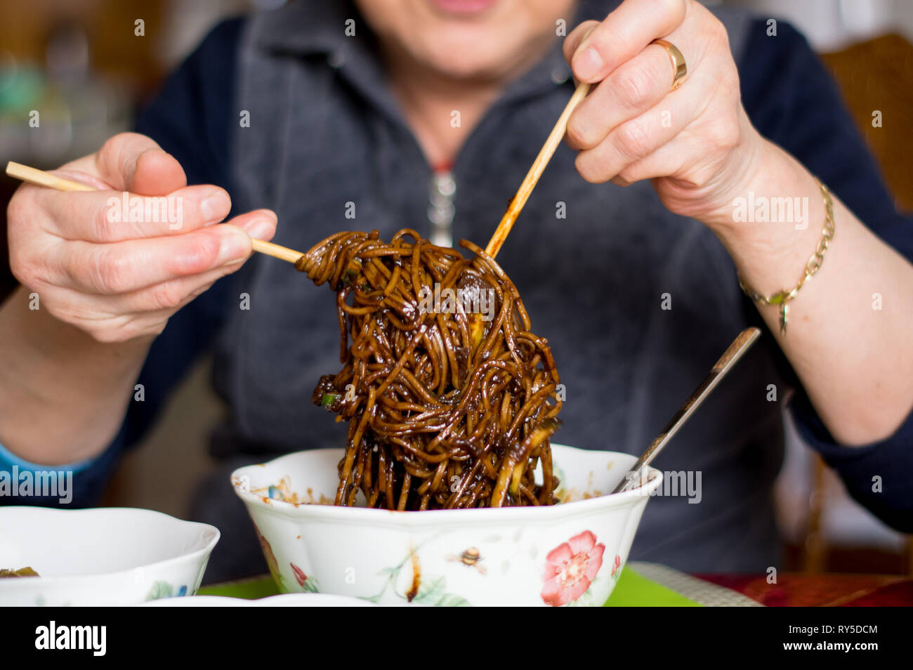 Jajangmyeon - Koreanische chinesische Sauce aus schwarzen Bohnen und Nudeln Stockfoto