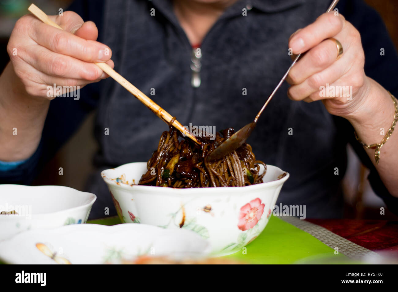 Jajangmyeon - Koreanische chinesische Sauce aus schwarzen Bohnen und Nudeln Stockfoto