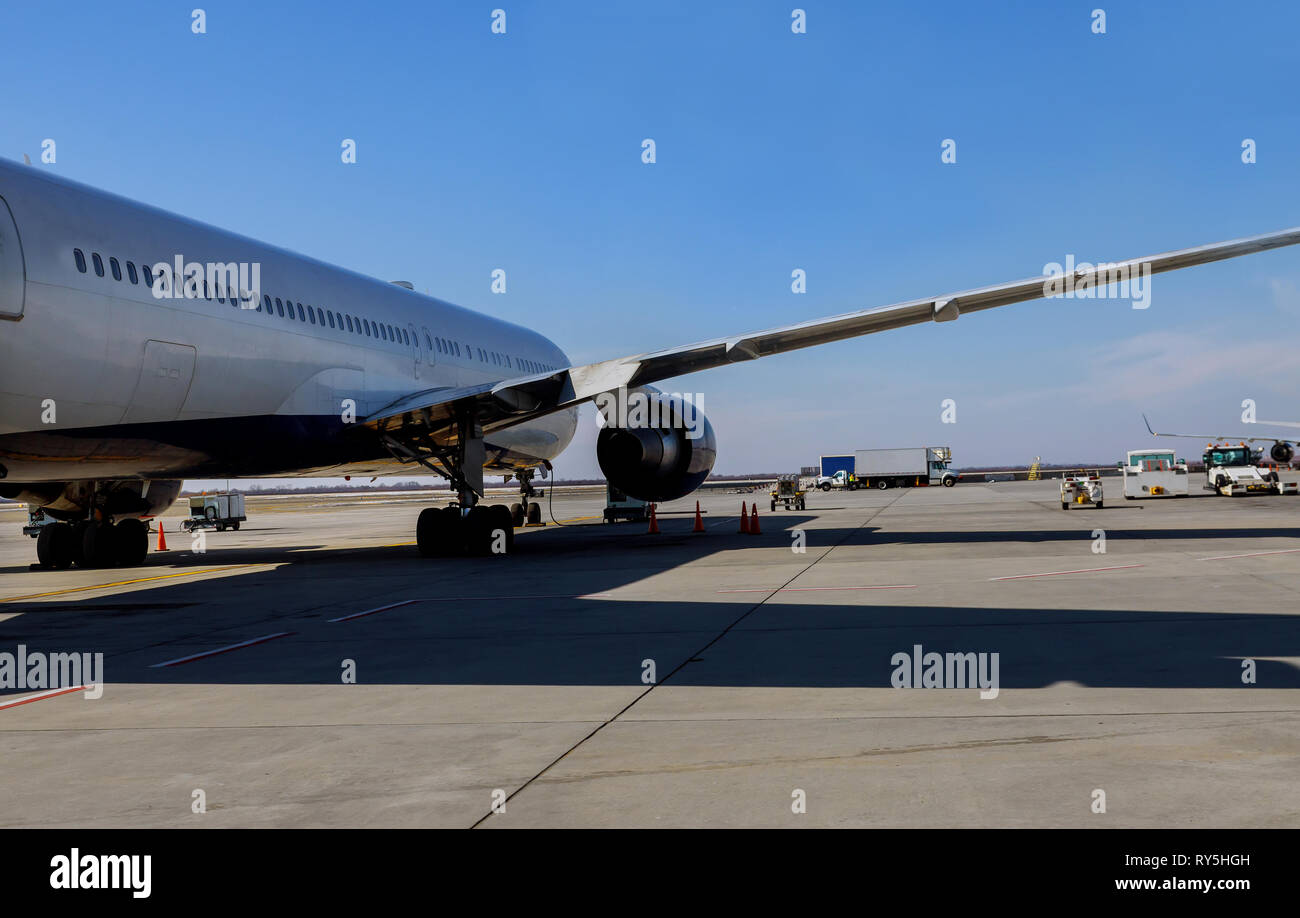 Jet Engine gegen ein Flugzeug am Flughafen beim Laden Stockfoto