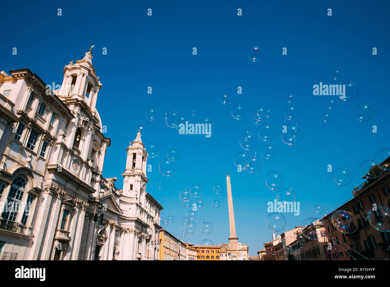 Rom, Italien. Seifenblasen auf den Hintergrund von Sant'Agnese in der Piazza Navona Stockfoto