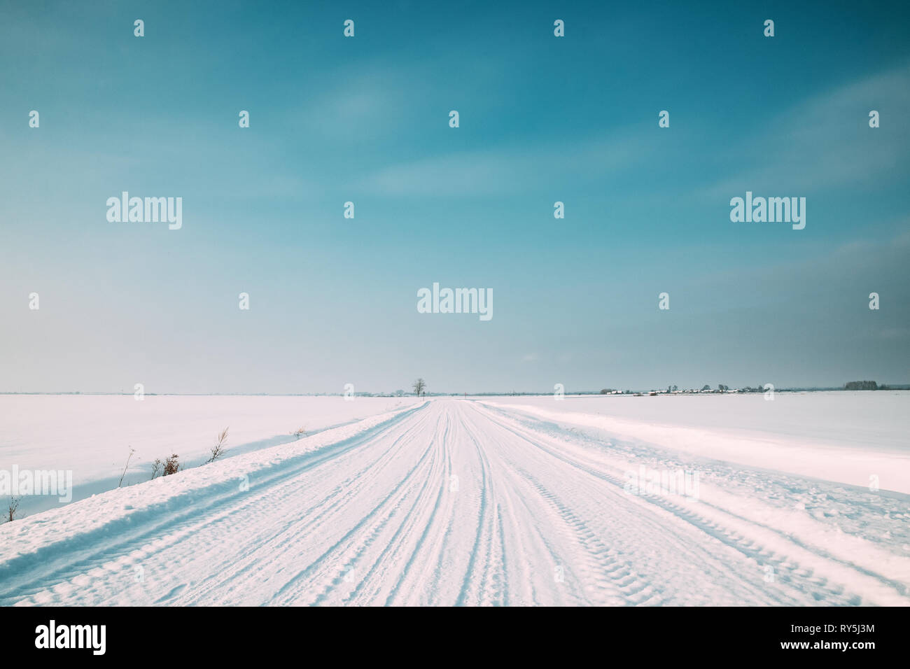 Verschneite Landschaft Straße im Winter sonniger Tag Stockfoto