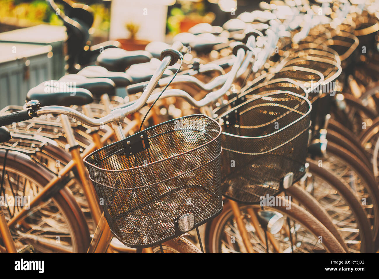 Reihe der Stadt abgestellte Fahrräder Fahrräder zu mieten auf dem Bürgersteig. Fahrrad Parken Stockfoto