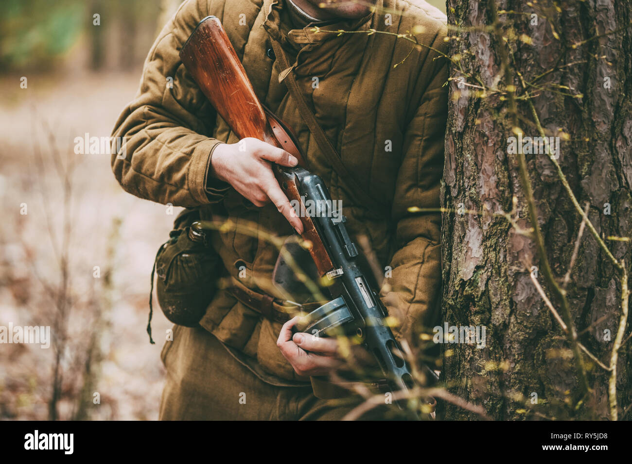 Nicht identifizierte re-Enactor gekleidet, wie sowjetische Soldaten in der Tarnung Stockfoto