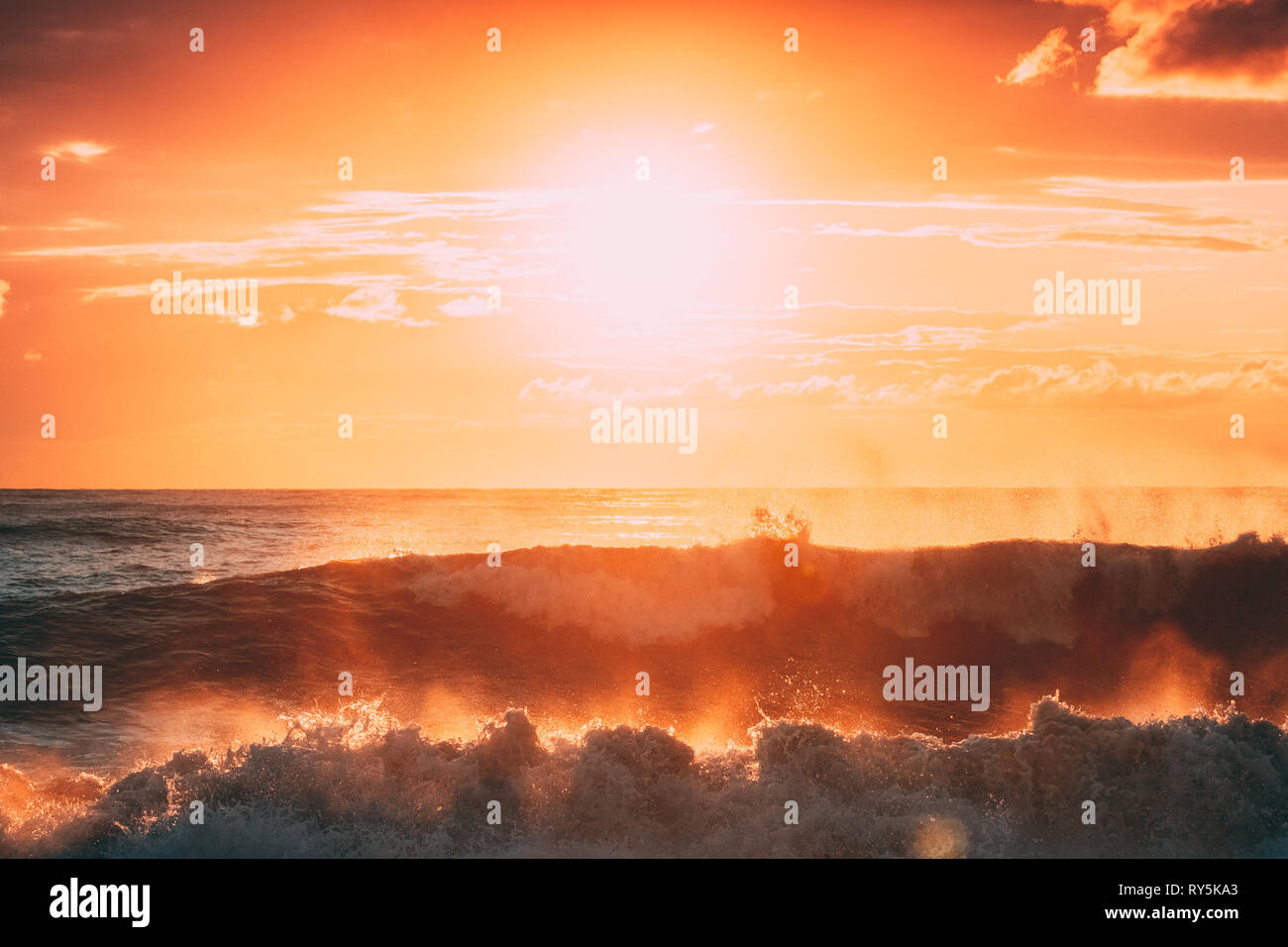 Sonne über Horizont bei Sonnenuntergang und Sonnenaufgang. Abend Meer. Ocean Waves In warmen Farben Sonnenuntergang Sonnenaufgang Himmel leuchtet Stockfoto