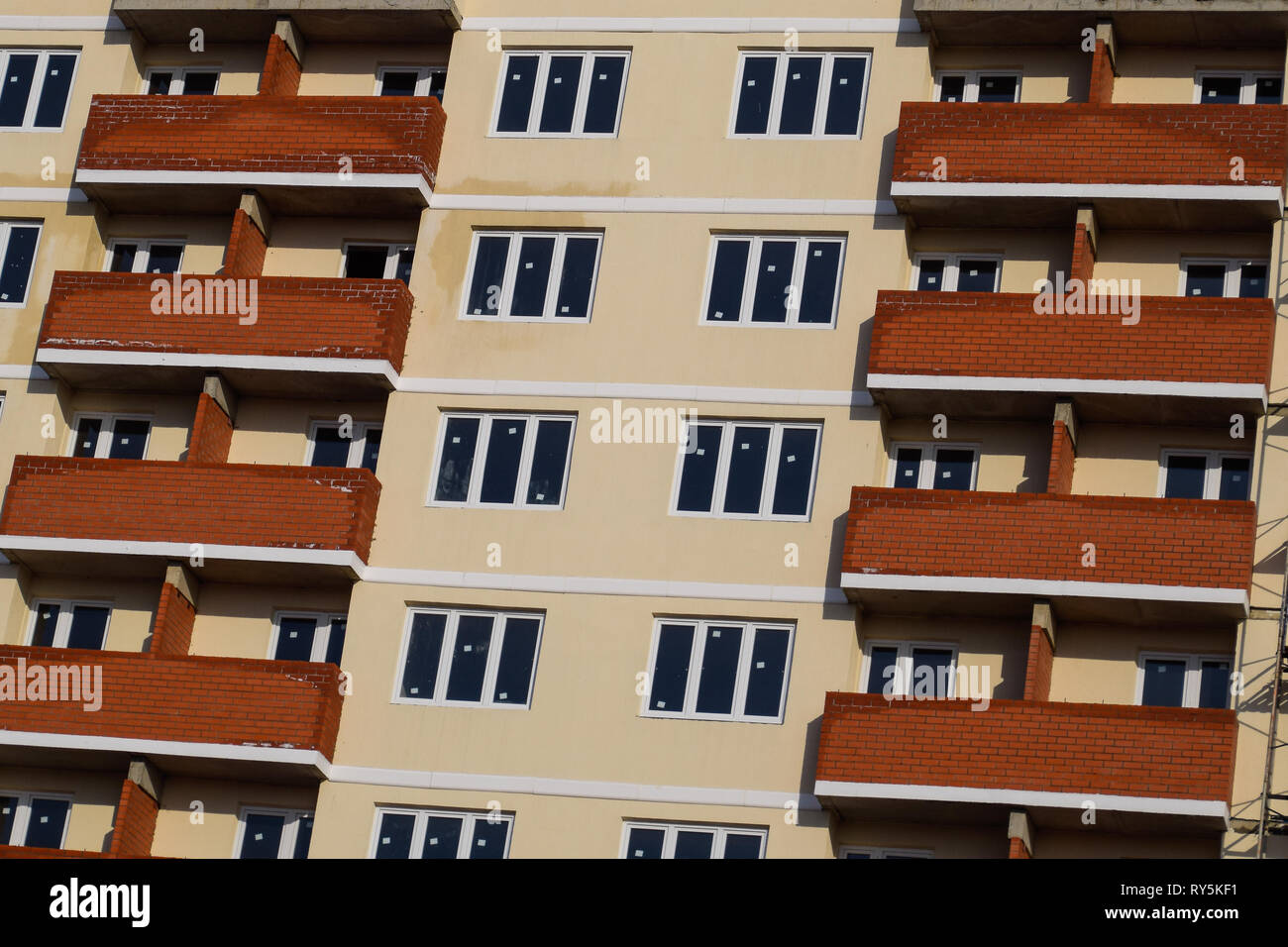 Die Wand von einem Hochhaus brick House, rote und gelbe Wände. Stockfoto