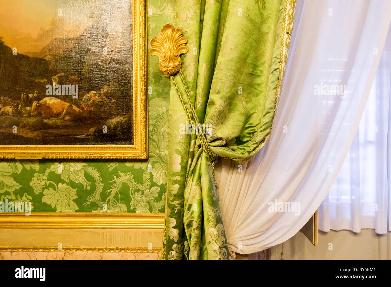 Grüne Tapeten und Gold Trim, Teil der reichen Innenausstattung des Palazzo Pitti in Florenz, Italien Stockfoto