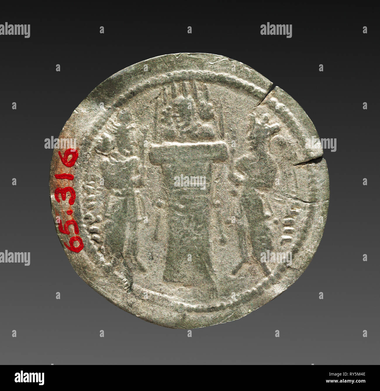 Drachme: Feuer Altar und zwei Priester (Rückwärtsfahrt), 303-310. Iran, Sassanidischen, Herrschaft von Hormizd II, 4. Silber, Durchmesser: 2,6 cm (1 in. Stockfoto