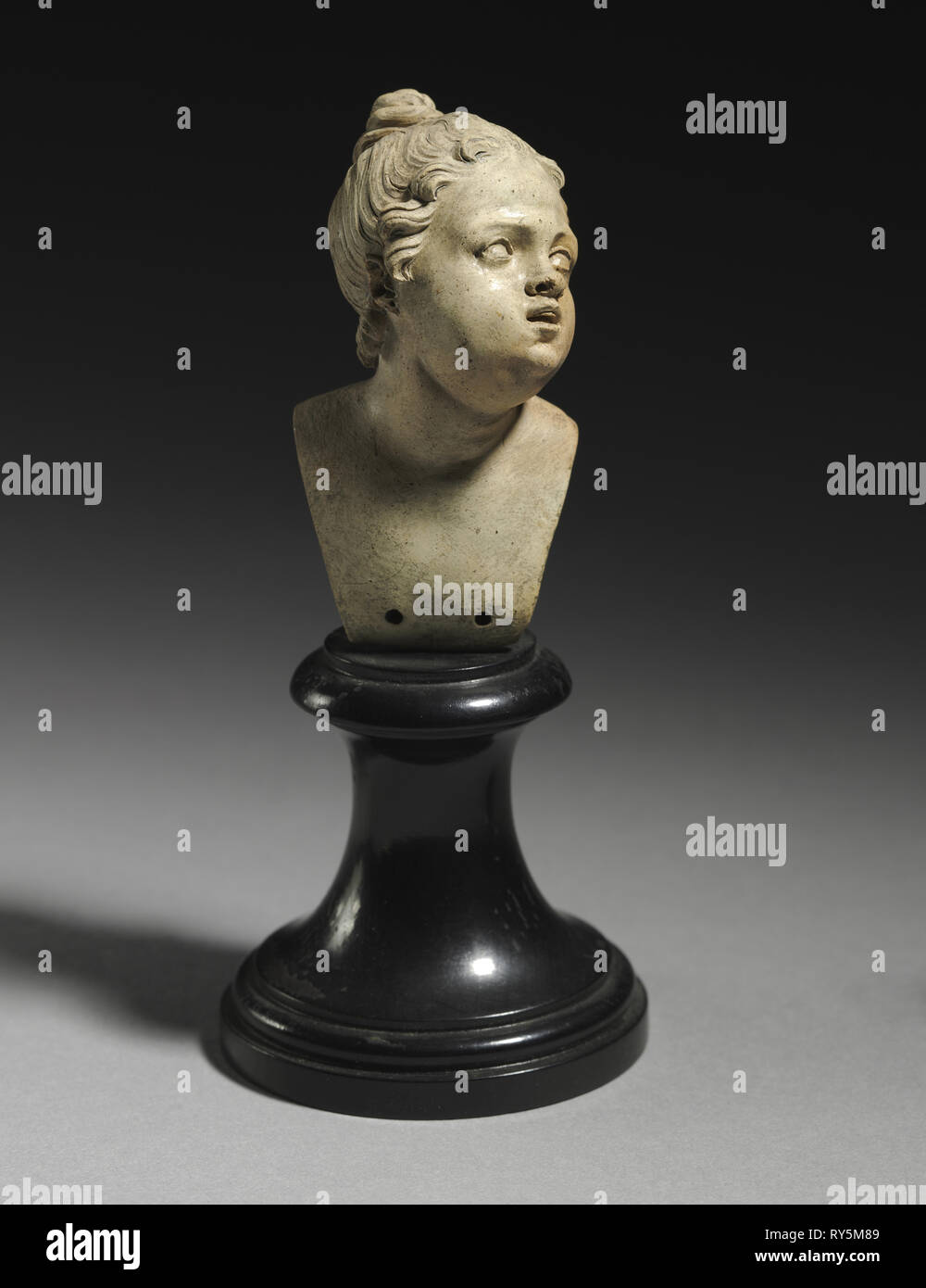 Kopf einer Frau, C. 1800. Italien, Neapel (?), Anfang des 19. Jahrhunderts. Terrakotta; gesamt: 7,4 x 3,9 x 3,6 cm (2 15/16 x 1 9/16 x 1 7/16 Stockfoto