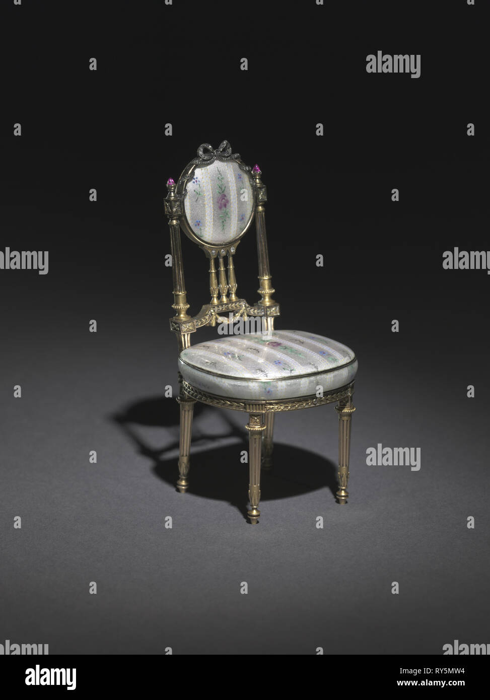Miniatur Stuhl, 1896-1906. Firma Peter Carl Fabergé (Russisch, 1846-1920).  Gold, Silber vergoldet, Emaille über Motor Masse Simulation brokatartige  Textil, Rubine, Diamanten; Insgesamt: 10,5 x 5,3 x 4,8 cm (4 1/8 x 2 1/16 x  1 7/8 in Stockfotografie - Alamy