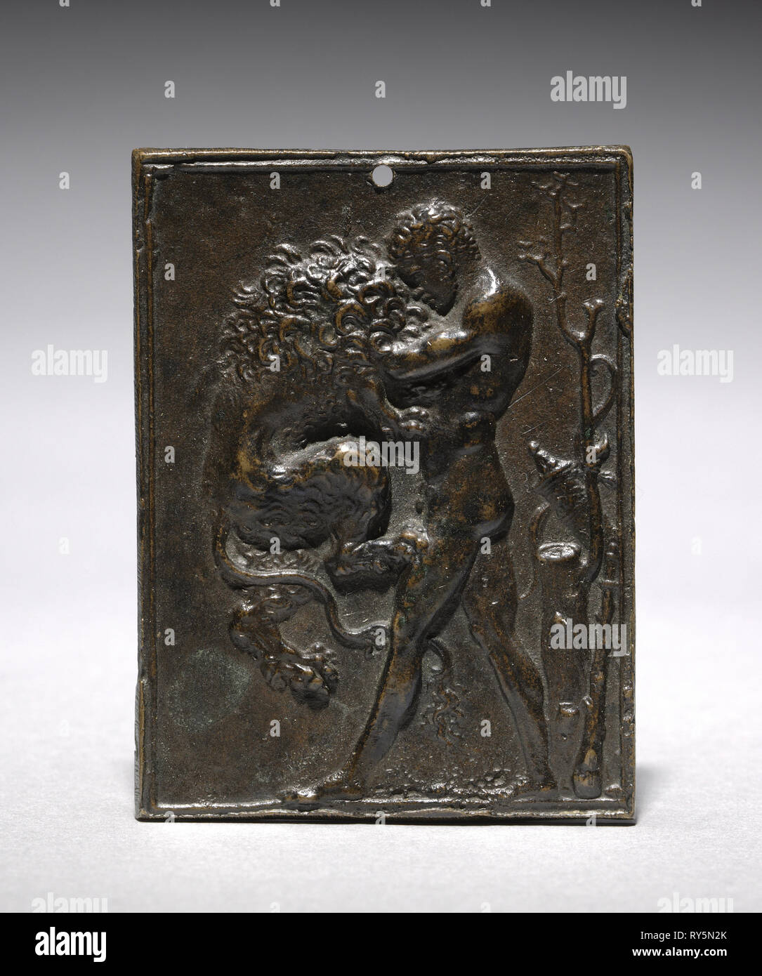 Hercules und der Löwe von Nemea, aus dem 16. Jahrhundert. Moderno (Italienisch, 1467-1528). Bronze; gesamt: 7,6 x 5,7 cm (3 x 2 1/4 Zoll Stockfoto