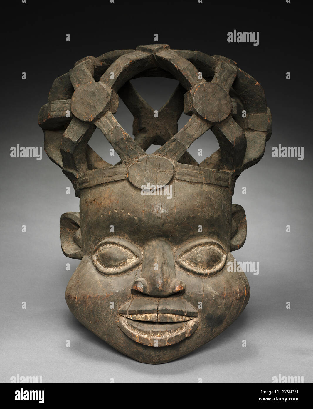 Helm Maske, C. 1900. Äquatorial Afrika, Kamerun, Bamum, Anfang des 20. Jahrhunderts. Holz; Insgesamt: 57,2 cm (22 1/2 in. Stockfoto