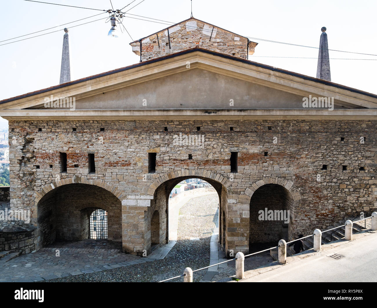 Reise nach Italien - Blick auf Tor Porta San Giacomo aus Citta Alta (Oberstadt) von Bergamo, Lombardei Stockfoto