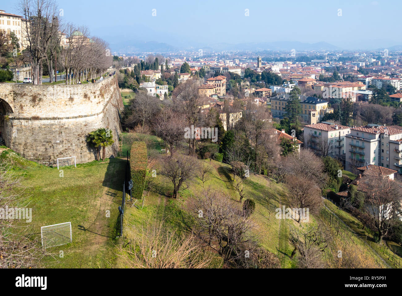 Reise nach Italien - Blick auf Sant Andrea Plattform der venezianischen Mauern und Unterstadt (Bergamo) von Porta San Giacomo Tor in Bergamo, Lombardei Stockfoto