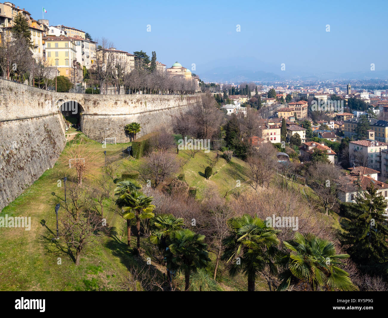 Reisen nach Italien - Straße Viale Delle Mura über Sant Andrea Plattform der venezianischen Mauern und der Ausblick auf die Unterstadt (Bergamo) von Porta San Giacomo gate Stockfoto