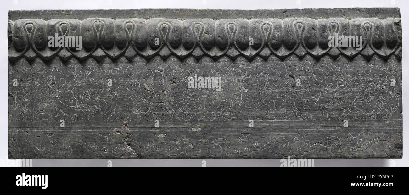 Abschnitt von einem Sarg Plattform: Horizontale, 550-577. China, nördlichen Qi Dynastie (550-577). Kalkstein; gesamt: 45,7 x 211,4 x 10,8 cm (18 x 83 1/4 x 4 1/4 in Stockfoto