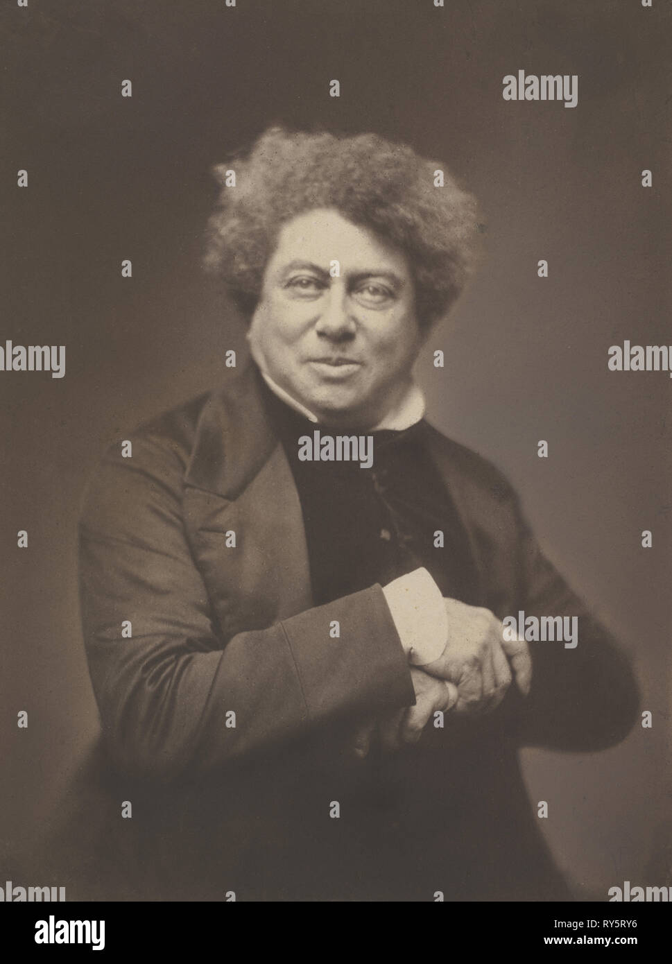 Alexandre Dumas Père (1802-1870), 1855. Nadar (Französisch, 1820-1910). Gesalzene Papier drucken von nassen Collodium negativ; Bild: 23,8 x 17,8 cm (9 3/8 x 7 in.); verfilzt: 45,7 x 35,6 cm (18 x 14 Zoll Stockfoto