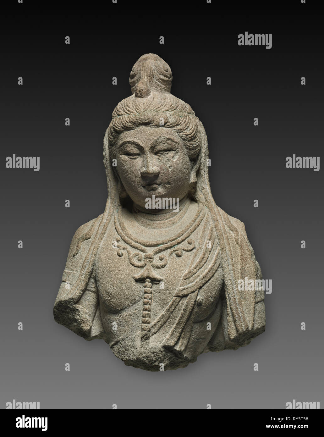 Bodhisattva, Anfang 700 s. China, Provinz Shanxi, Taiyuan, Tianlongshan Höhlen, 6, Tang-Dynastie (618-907). Hellgrauer Kalkstein mit Spuren der Polychromie; Insgesamt: 34,2 cm (13 7/16 Stockfoto