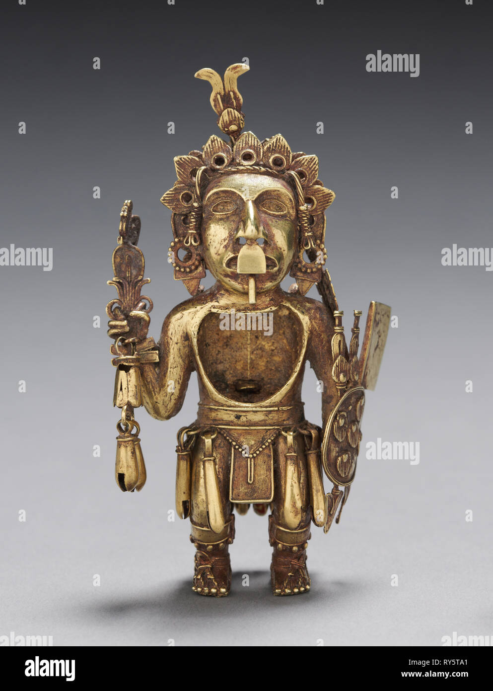 Abbildung eines Kriegers, nach 1325. Zentrale Mexiko, Tetzcoco?, Aztec, Post-Classic Zeitraum. Gold - Silber - Kupfer Legierung (Cast); Insgesamt: 11,2 x 6,1 cm (4 5/6 x 2 3/8 Zoll Stockfoto