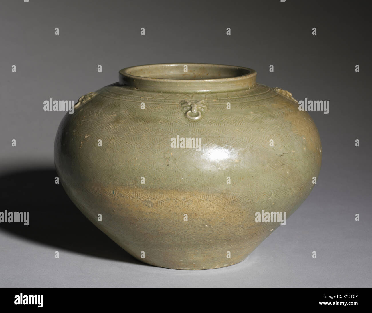 Jar: Proto-Yue ware, 265-317. China, der Westlichen Jin Dynastie (265-316). Graues Steinzeug, mit gekämmter, beeindruckt, geformt und angewandte Dekoration unter Eisen Glasur; Durchmesser: 23.8 cm (9 3/8 in.); insgesamt: 17.2 cm (6 3/4 in.) Durchmesser der Öffnung mit Rim: 12.2 cm (4 13/16-in Stockfoto