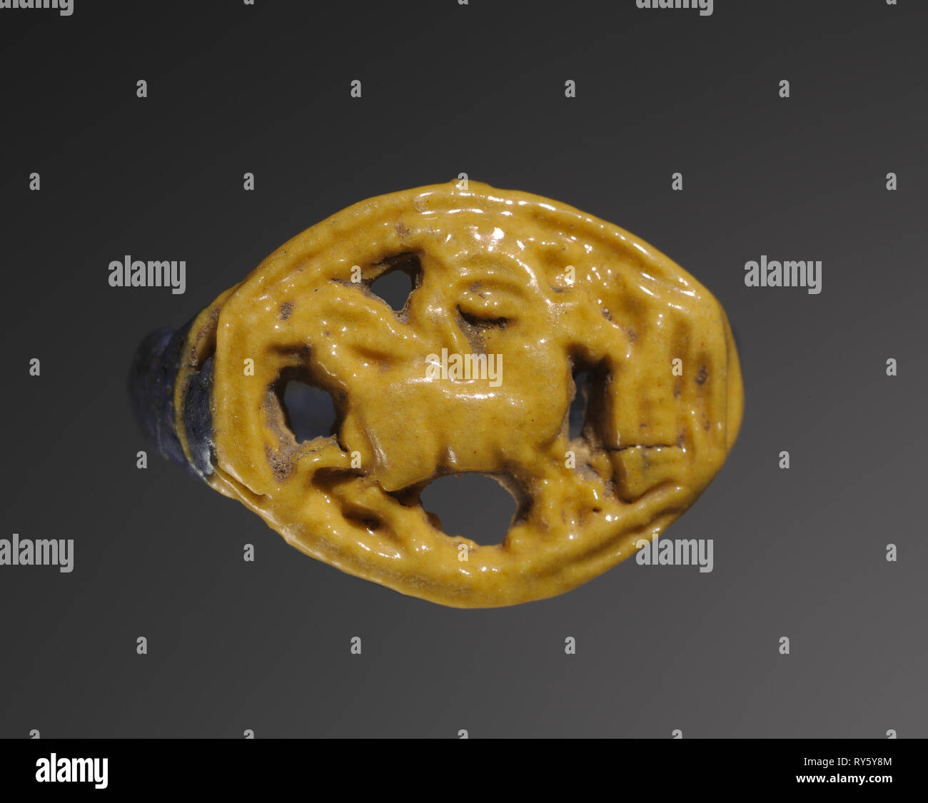 Ring: Gazelle Essen Dickicht, 1391-1353 BC. Ägypten, Neues Reich, 18. Dynastie, Amenhotep III zu Echnaton. Polychrome Fayence (gelb und violett); Durchmesser: 2,5 cm (1 in. Stockfoto